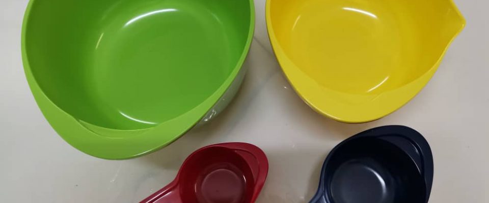 Mixing bowl and measuring cups 18